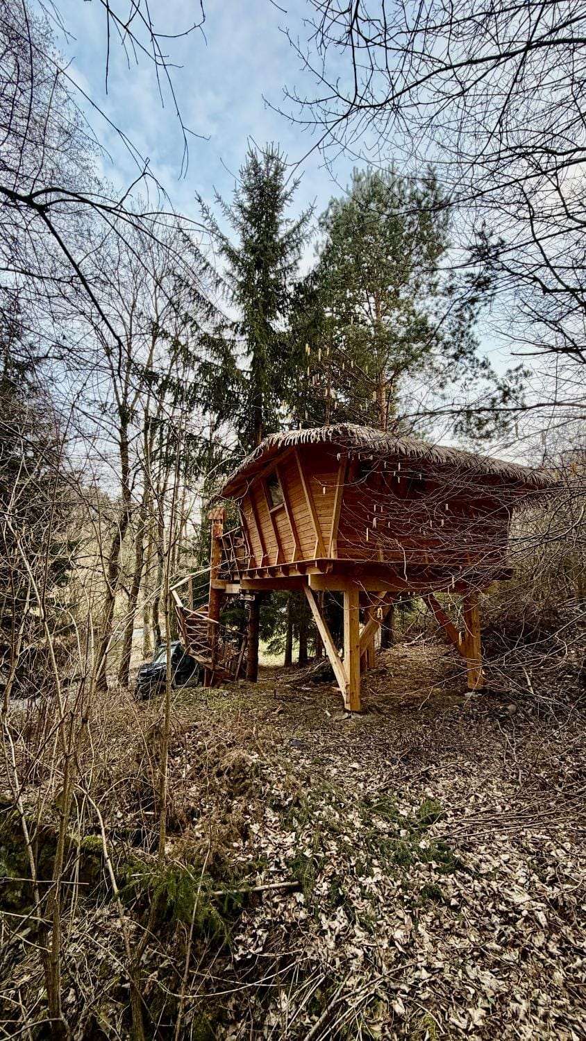 Dům ve stromech nad řekou Luxury tent in Czechia