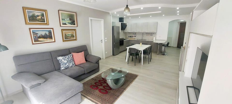 Facade/entrance, TV and multimedia, Living room, Seating area, kitchen