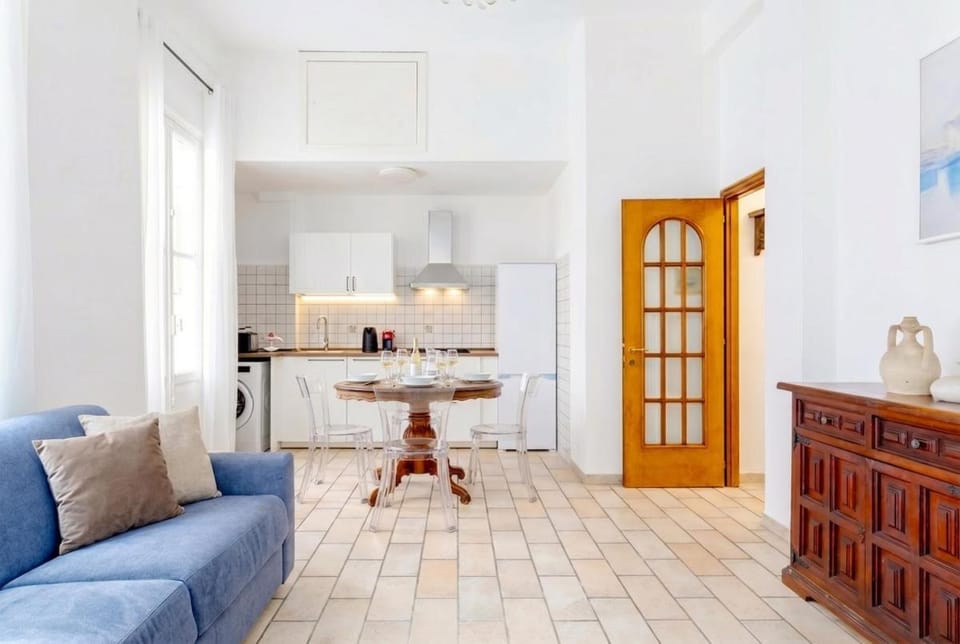 In the heart of center, steps from sea AC Parking Apartment in Rapallo