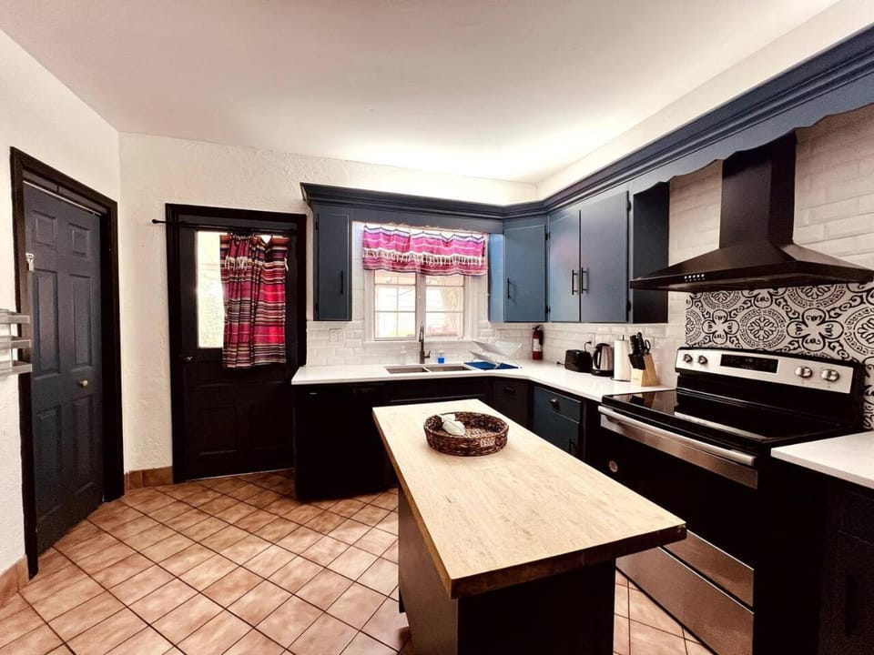 Just Reopened! 17-min walk Free WiFi & Parking 12+ House in Niagara Falls