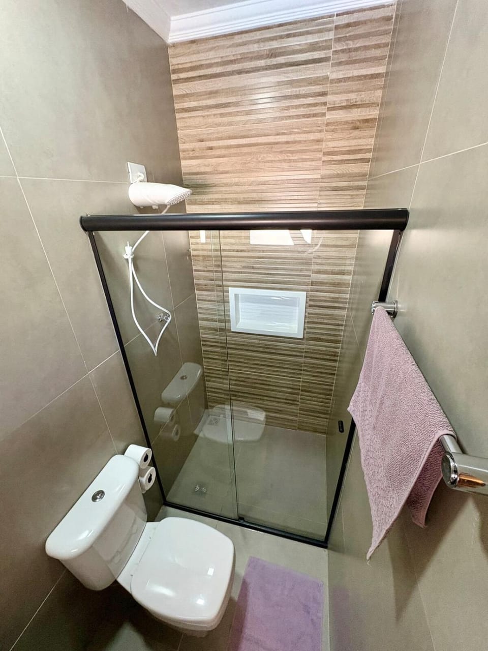 Shower, Toilet, Bathroom, towels
