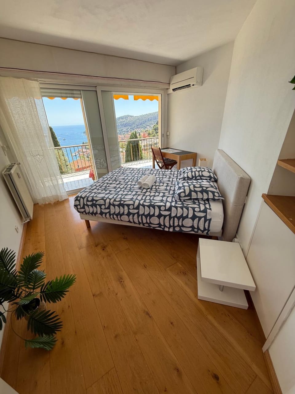 Appartement Vue Mer Grand Balcon 2 Chambres Parking Villefranche Apartment in Villefranche-sur-Mer