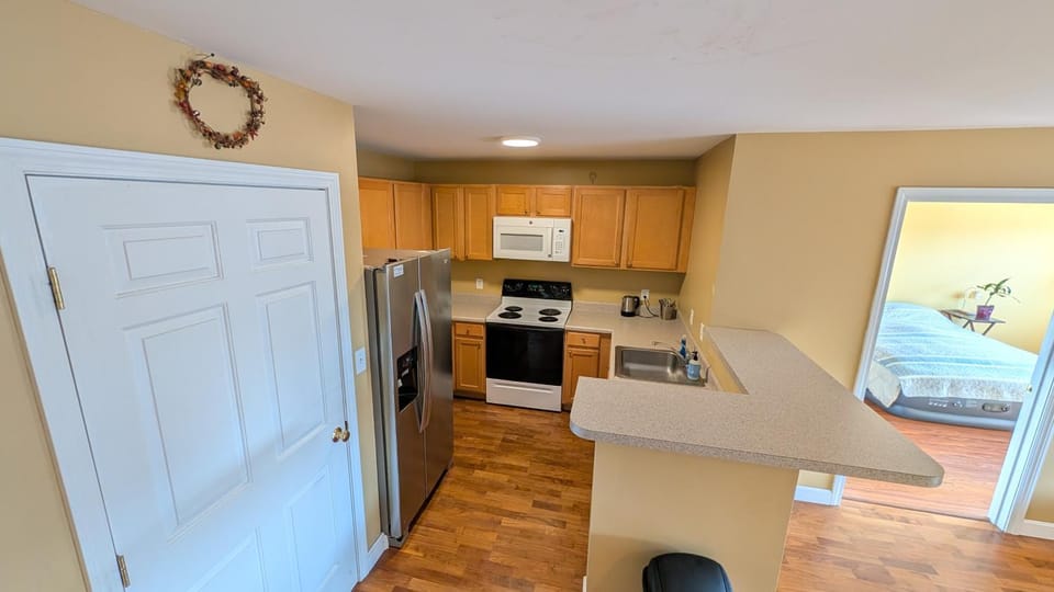 Coffee/tea facilities, dishwasher, microwave, oven, stove, kitchen