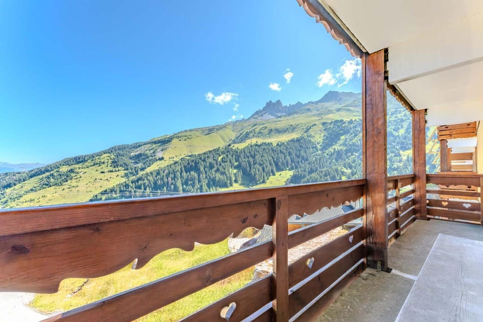 Ski-In Out Mountain Apt with Balcony in Meribel Apartment in Les Allues