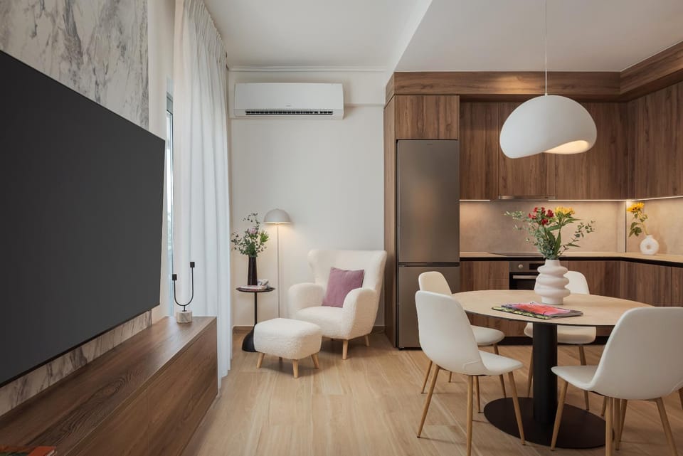 TV and multimedia, Kitchen or kitchenette, Living room, Seating area, Dining area, air conditioner