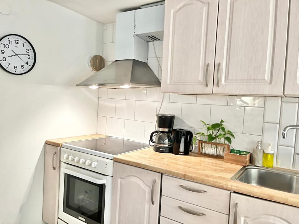 Coffee/tea facilities, Kitchen or kitchenette, stove