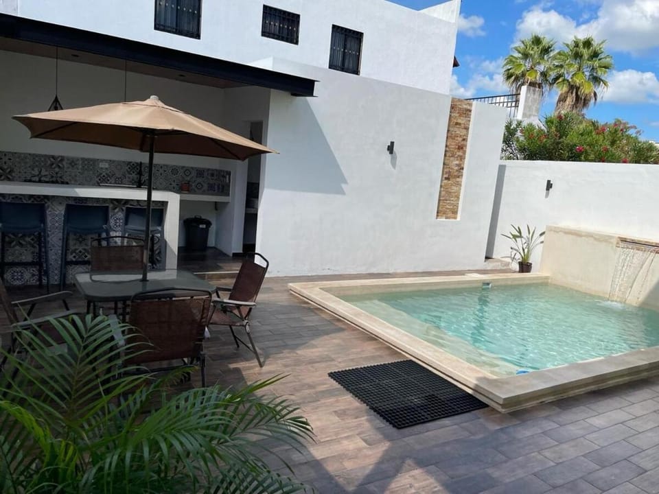 Grande y cómoda casa con piscina y terraza House in Merida