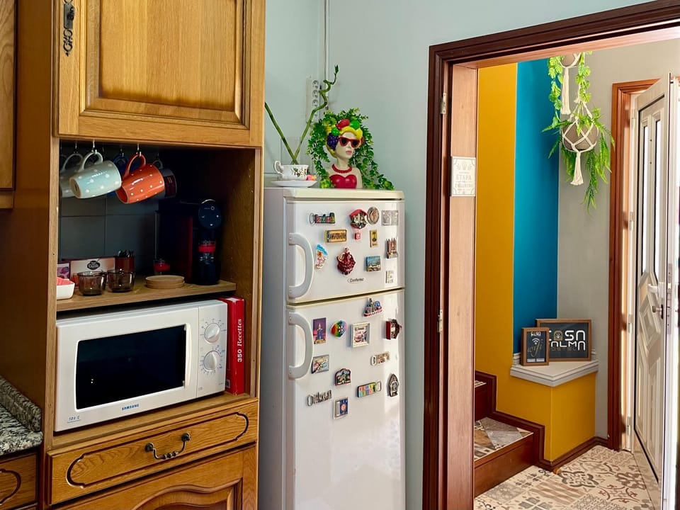 Kitchen or kitchenette, minibar