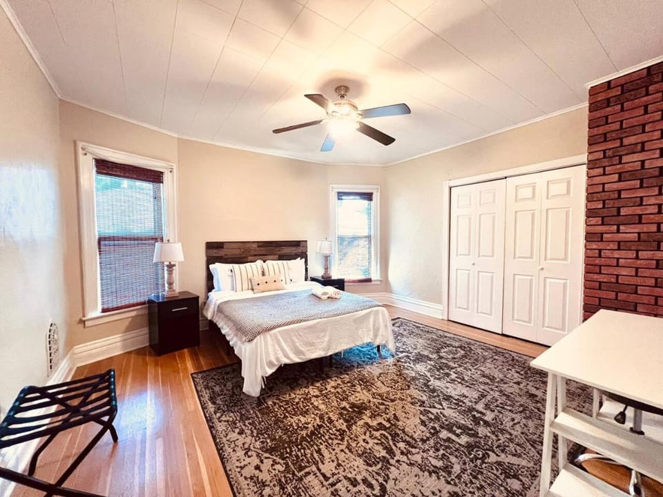 New! Spacious 17-mins Walk Sleeps 16+ Free Parking House in Niagara Falls