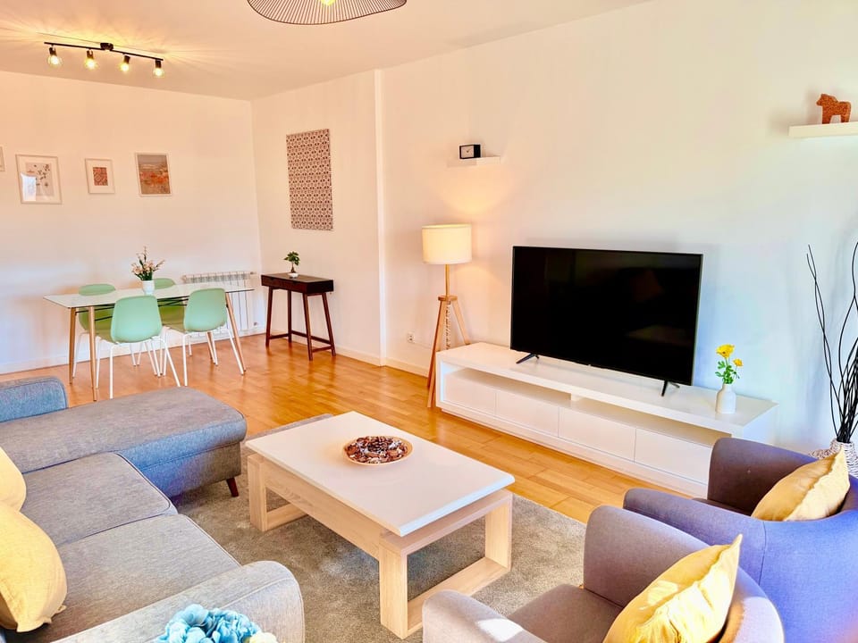 Communal lounge/ TV room, TV and multimedia, Living room, Seating area, Dining area, Evening entertainment