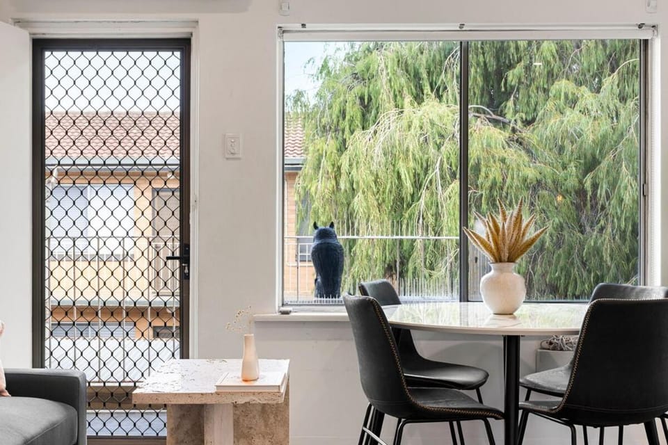 Luxe 2BR, Restaurants, 8 Min to CBD FREE Parking Apartment in Adelaide