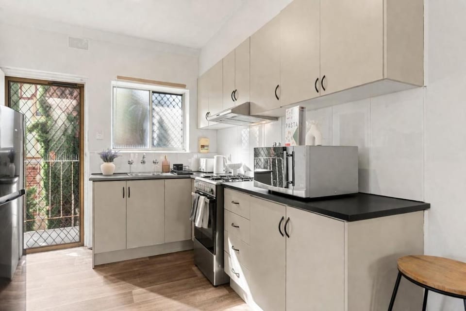 Luxe 2BR, Restaurants, 8 Min to CBD FREE Parking Apartment in Adelaide