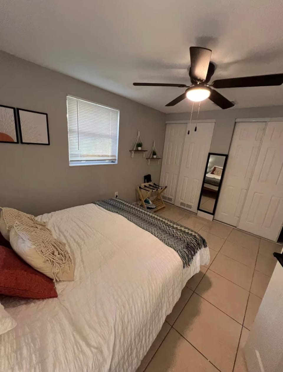 Charming 1 Bedroom minutes from Bush Gardens Apartment in Tampa