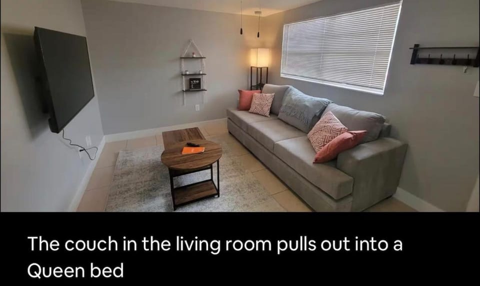 Charming 1 Bedroom minutes from Bush Gardens Apartment in Tampa