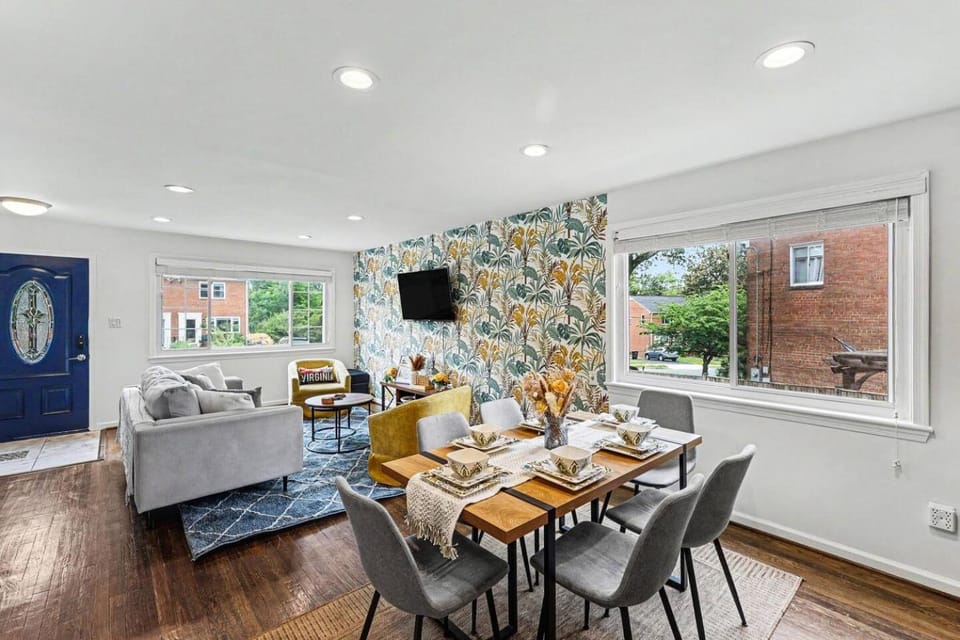 Stay in Historic Alexandria's Chic 4BR-5 Beds Home House in Alexandria