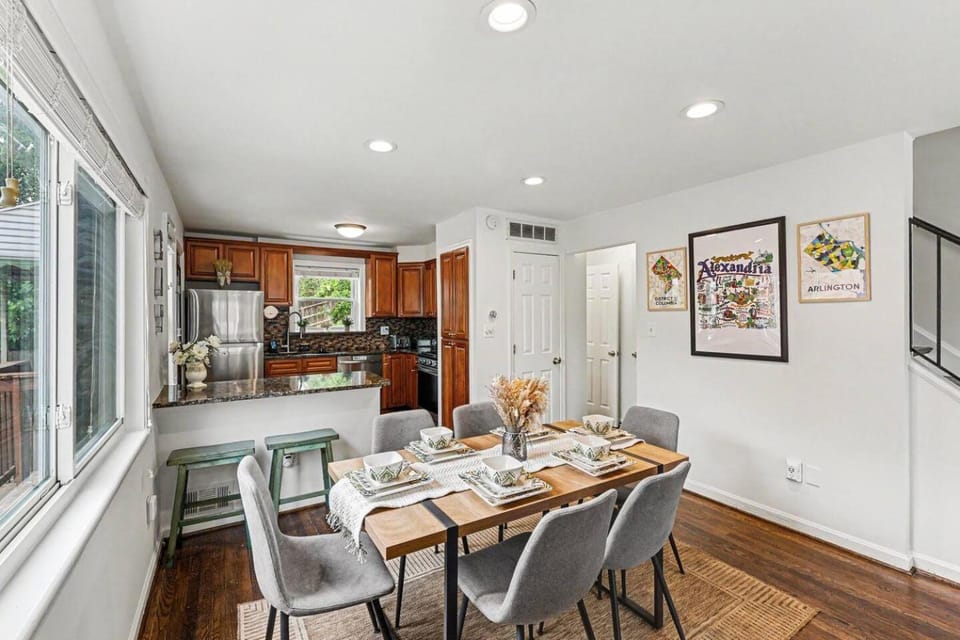 Stay in Historic Alexandria's Chic 4BR-5 Beds Home House in Alexandria