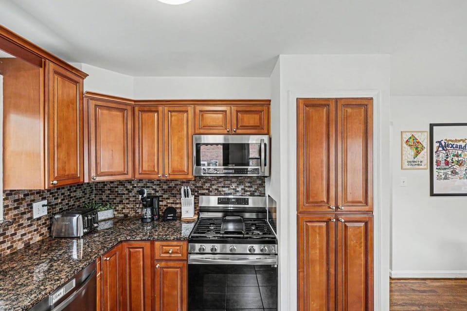 Stay in Historic Alexandria's Chic 4BR-5 Beds Home House in Alexandria