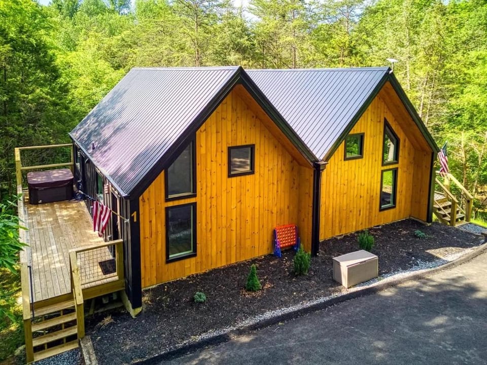 Private Hot Tub Wooded Couples Cabin Cabin in Sevier County