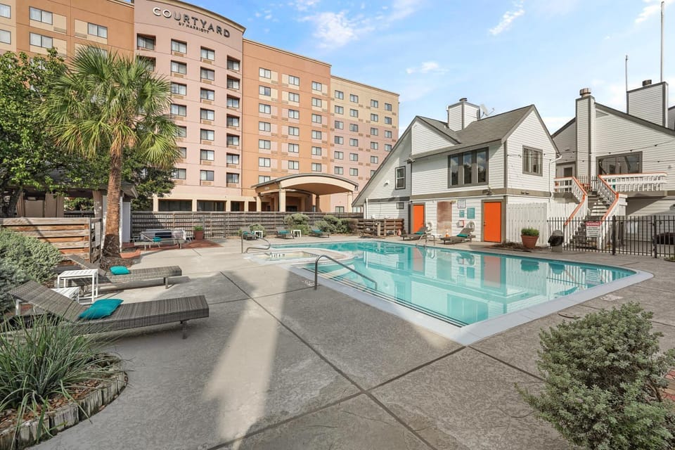 Luxe Modern King Studio |Pool & Hot Tub| NRG & TMC Apartment in Harris County