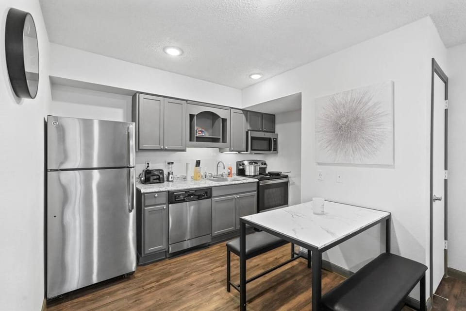 Luxe Modern King Studio |Pool & Hot Tub| NRG & TMC Apartment in Houston