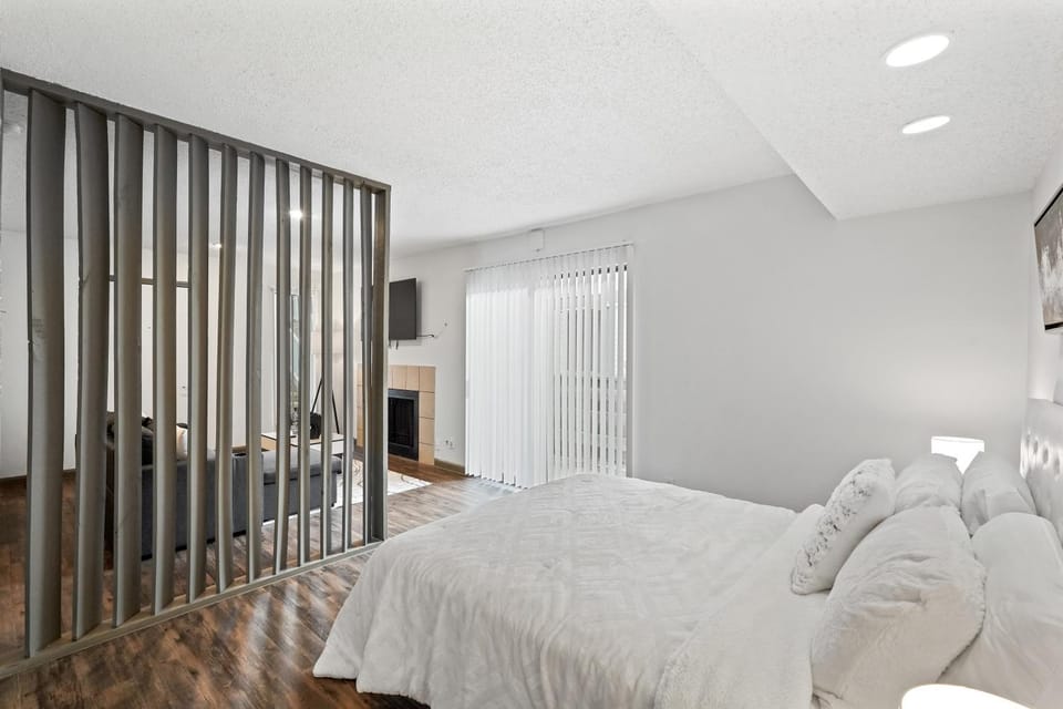 Luxe Modern King Studio |Pool & Hot Tub| NRG & TMC Apartment in Harris County