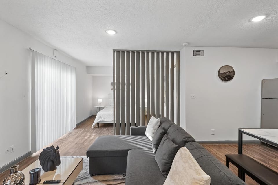 Luxe Modern King Studio |Pool & Hot Tub| NRG & TMC Apartment in Harris County