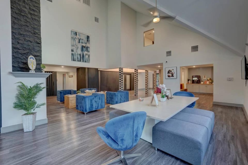 Luxe Modern King Studio |Pool & Hot Tub| NRG & TMC Apartment in Houston