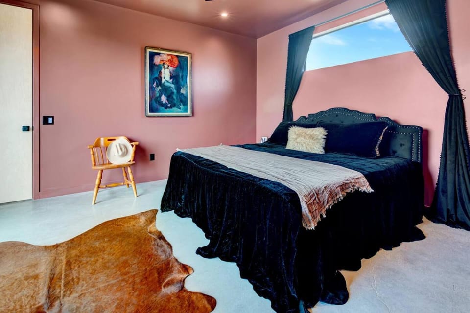 Walk to Pappy's |Copper Tub| Fireplace| Stock Tank House in Pioneertown