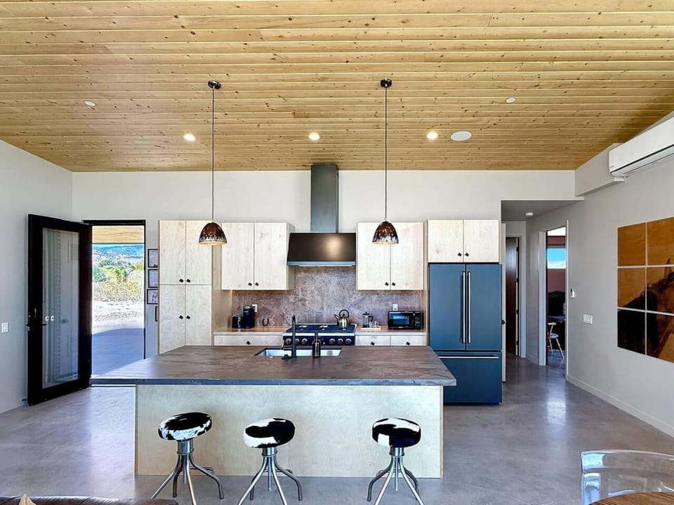 Walk to Pappy's |Copper Tub| Fireplace| Stock Tank House in Pioneertown