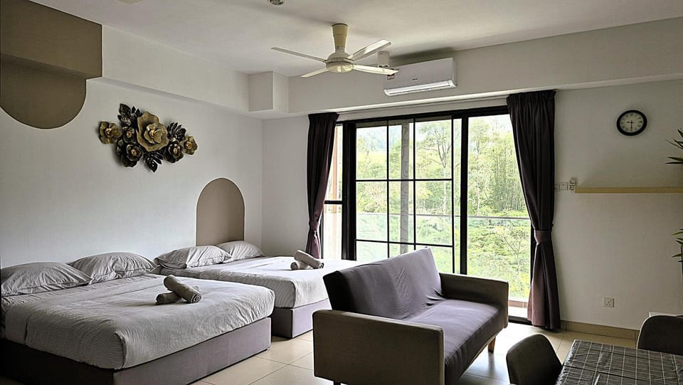 Bed, Living room, Photo of the whole room, Seating area, Bedroom