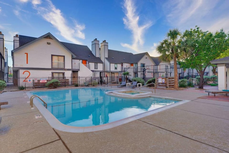 LUXE King Bed Getaway | Pool & Hot Tub | NRG & TMC Apartment in Houston