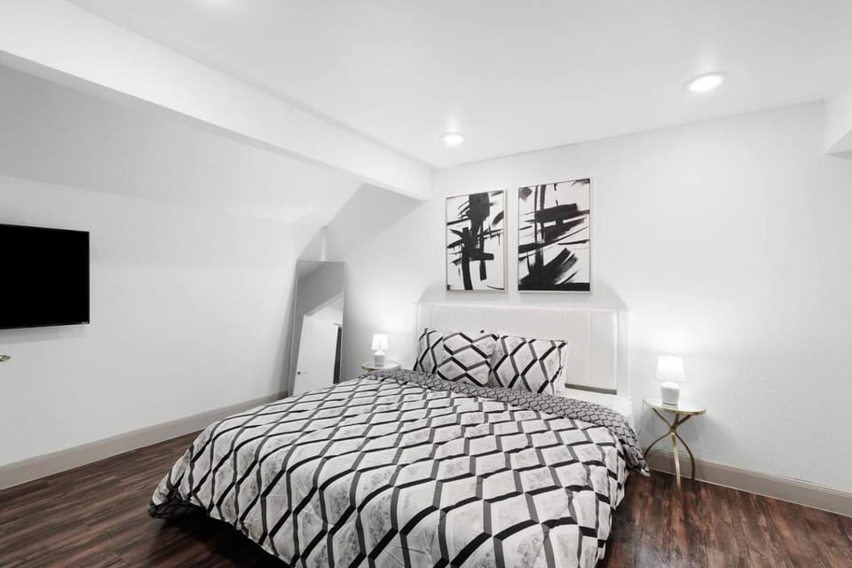 LUXE King Bed Getaway | Pool & Hot Tub | NRG & TMC Apartment in Houston