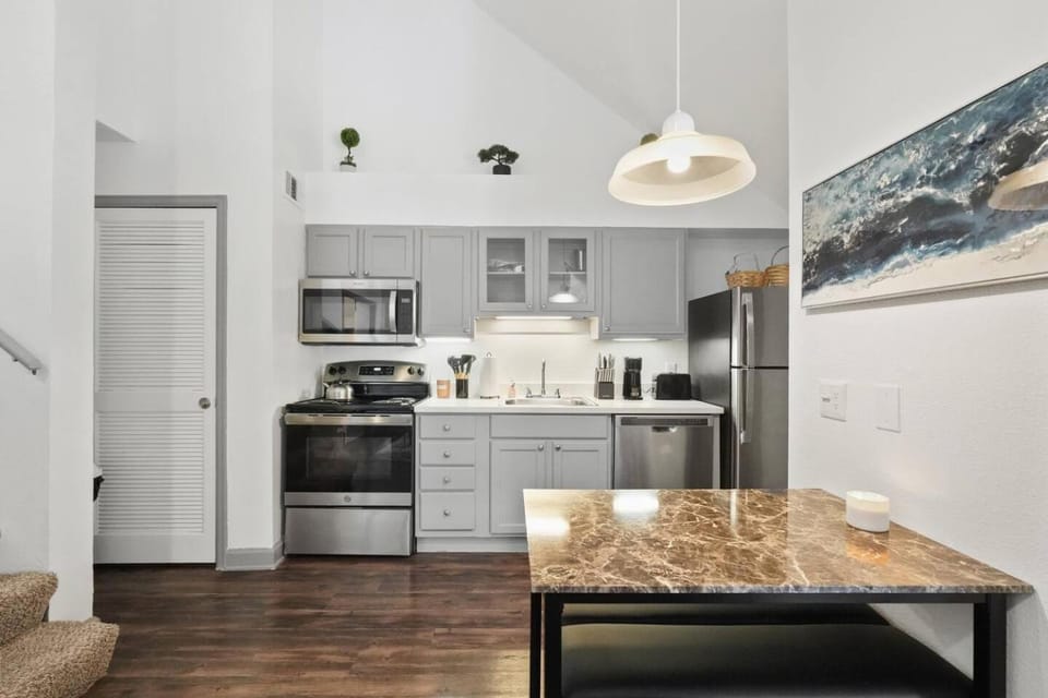 HTX 2BR/2BA Urban Retreat | Pool & Spa | TMC & NRG Apartment in Harris County