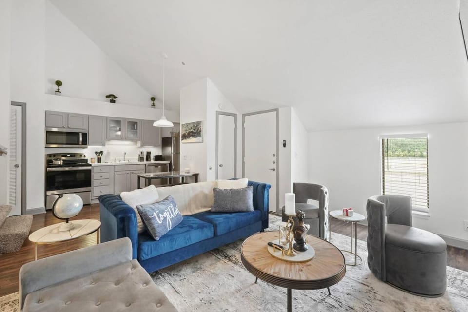 HTX 2BR/2BA Urban Retreat | Pool & Spa | TMC & NRG Apartment in Harris County