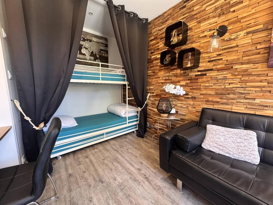 Studio rénové calme, parking - 4 pers. - FR-1-845-27 Apartment in Six-Fours-les-Plages