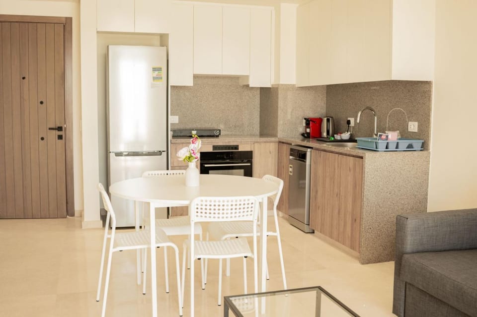 Coffee/tea facilities, Kitchen or kitchenette, Seating area, Dining area, oven, stove, kitchen