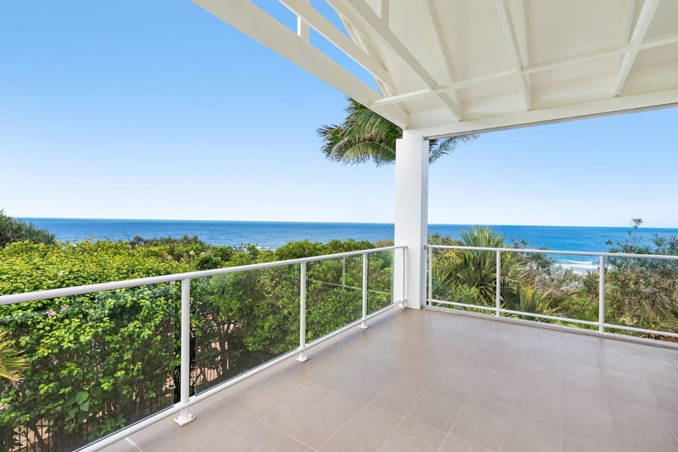 Aqua North House, Ocean Views & Pool House in Sunrise Beach