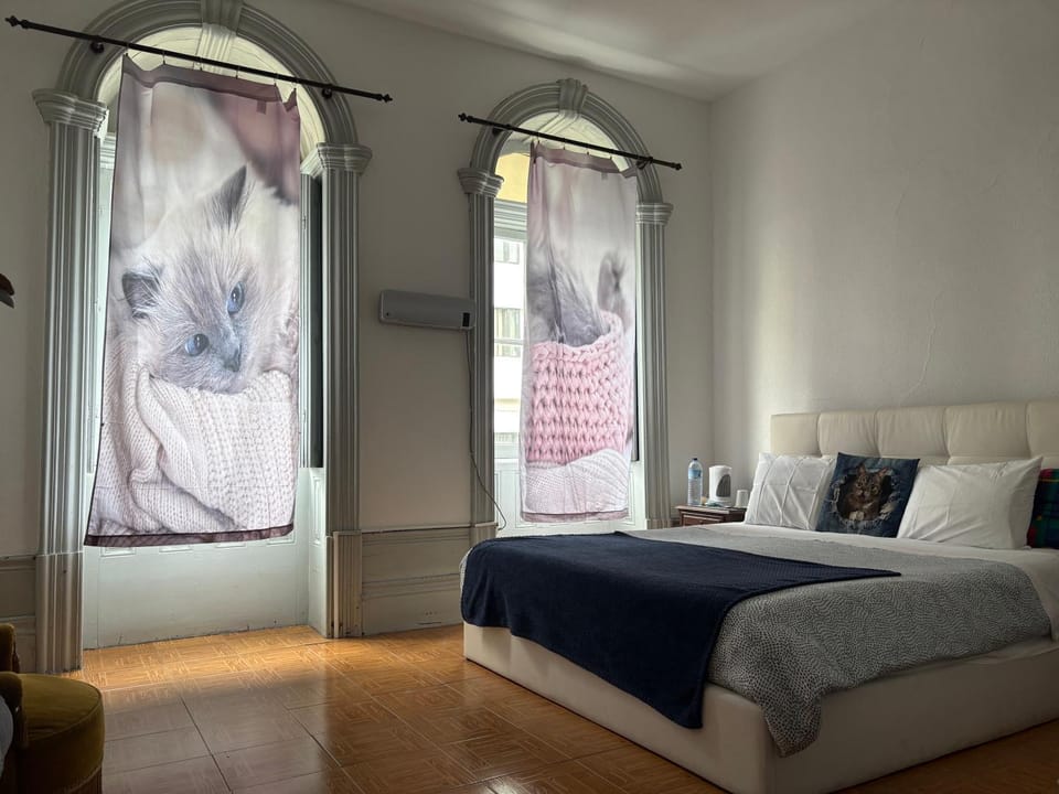 Bed, Photo of the whole room, Decorative detail, Decorative detail, Bedroom