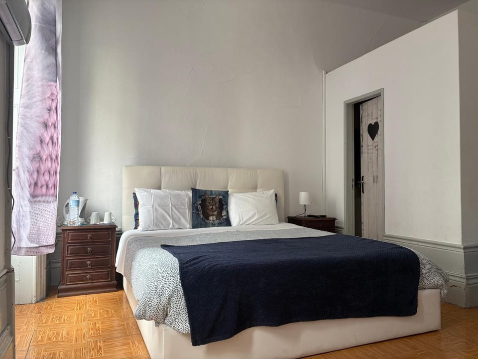 Shower, Toilet, Bed, Bathroom, Coffee/tea facilities, Photo of the whole room, Decorative detail, Decorative detail, Bedroom