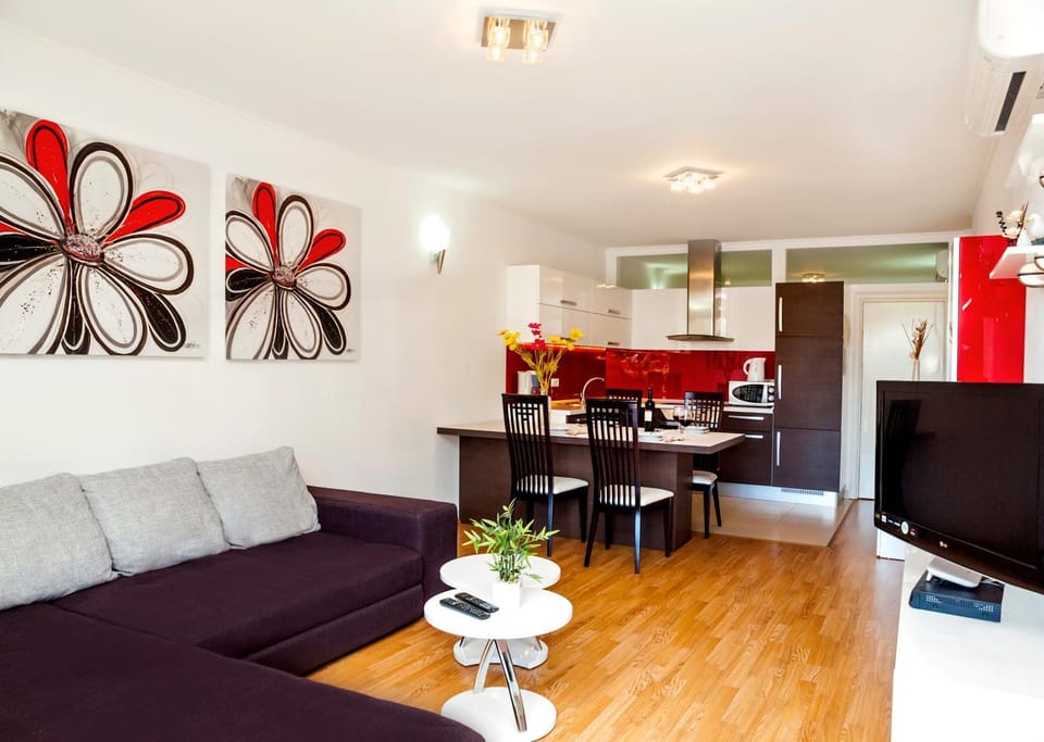 TV and multimedia, Living room, Seating area, Dining area
