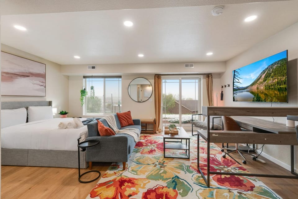 1BR Cozy Studio Patio Grill Near Garden of Gods House in Old Colorado City