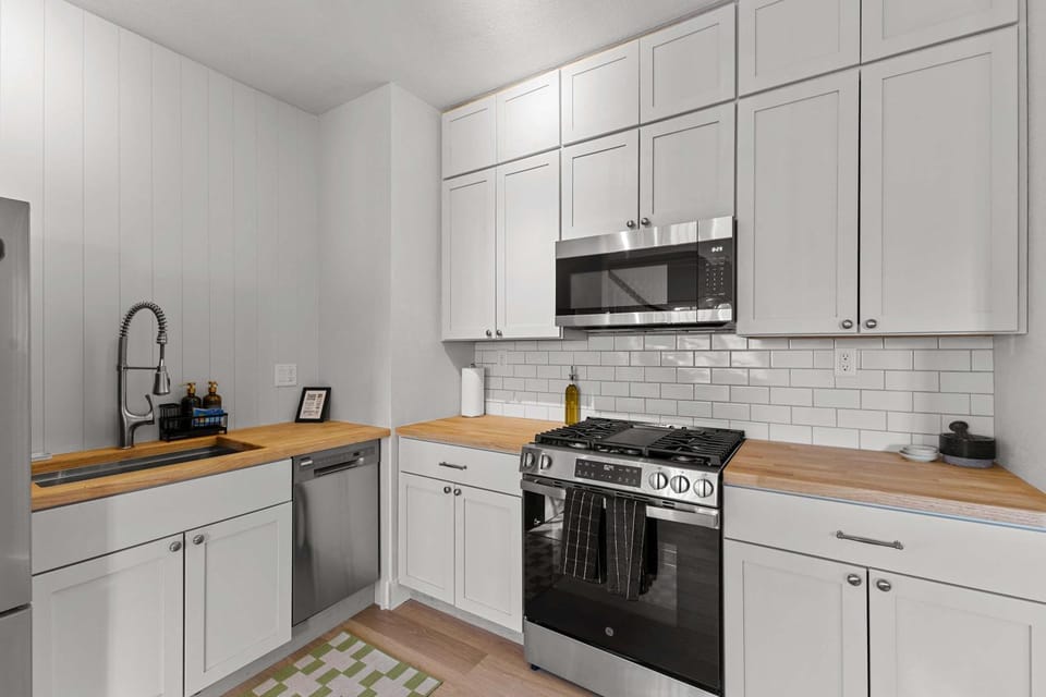 3BR Charming Home Bright Space & Sleeps 8 House in Pueblo