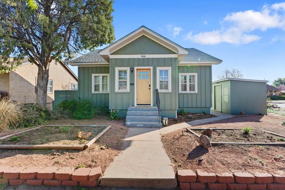 3BR Charming Home Bright Space & Sleeps 8 House in Pueblo