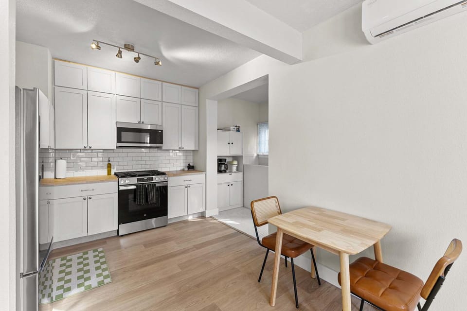 3BR Charming Home Bright Space & Sleeps 8 House in Pueblo