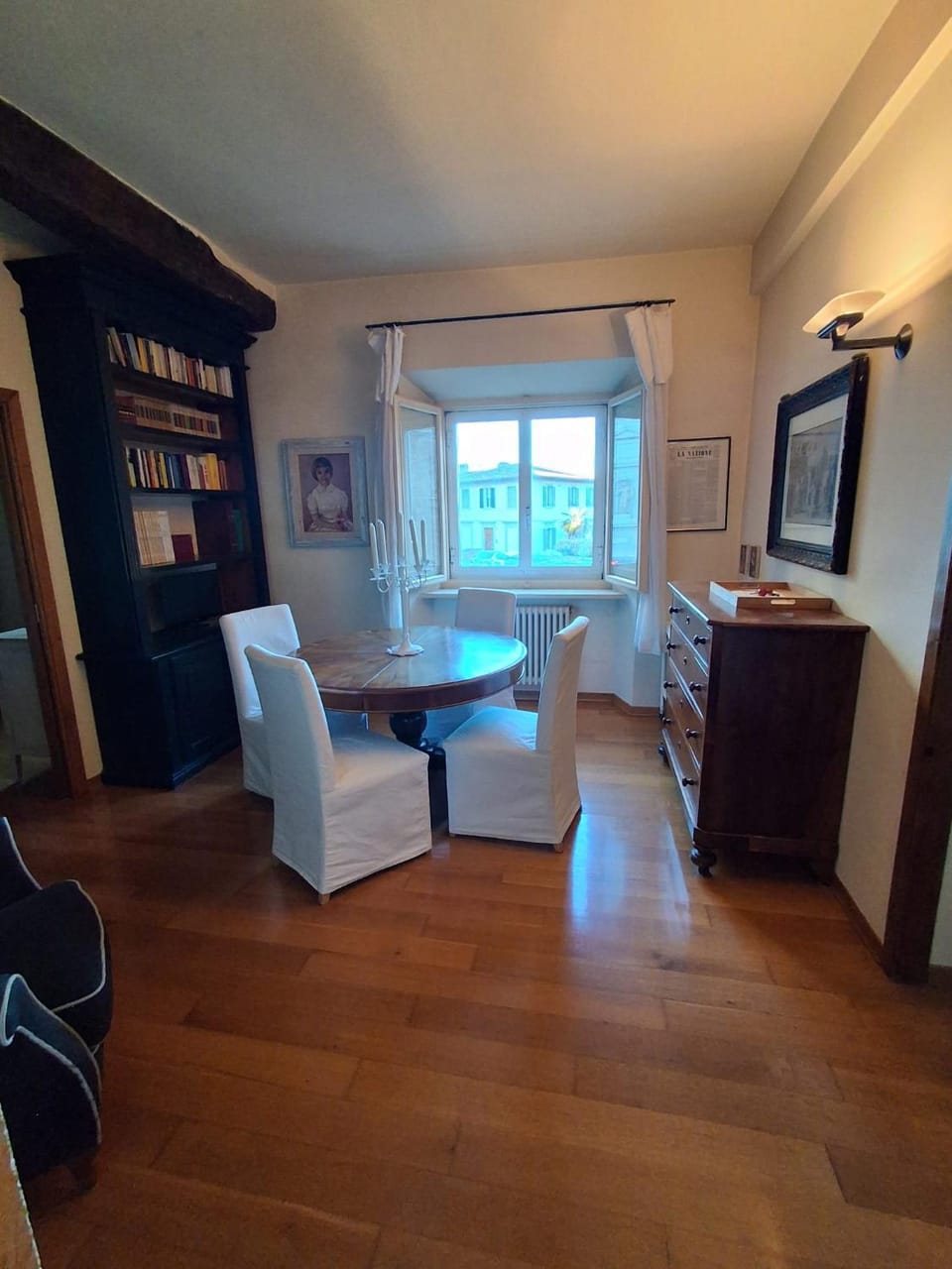 Library, TV and multimedia, Living room, Seating area, Dining area