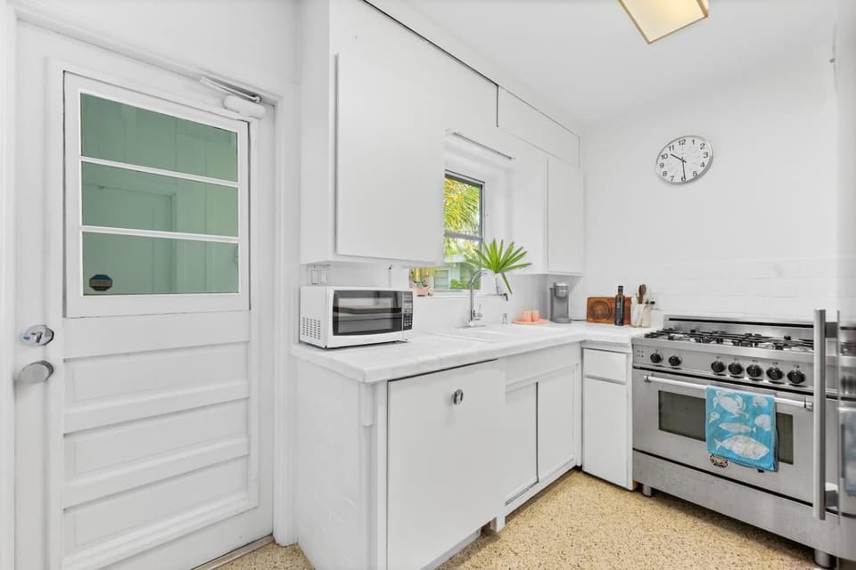 Pool, Grill, Bikes, Pool, Walk to Rybovich House in West Palm Beach