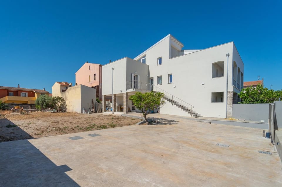 Property building, Day, Garden