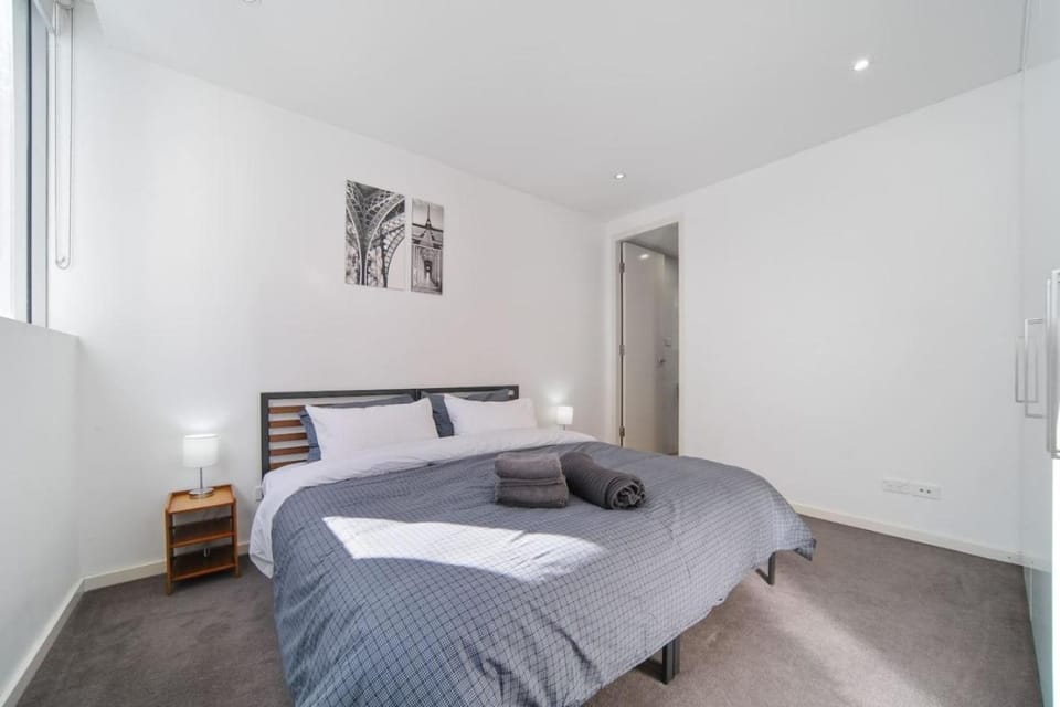 Bed, Bedroom, towels