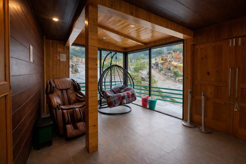Vista Resort - Centrally Heated & Air Cooled, Mall Road Manali Hotel in Manali