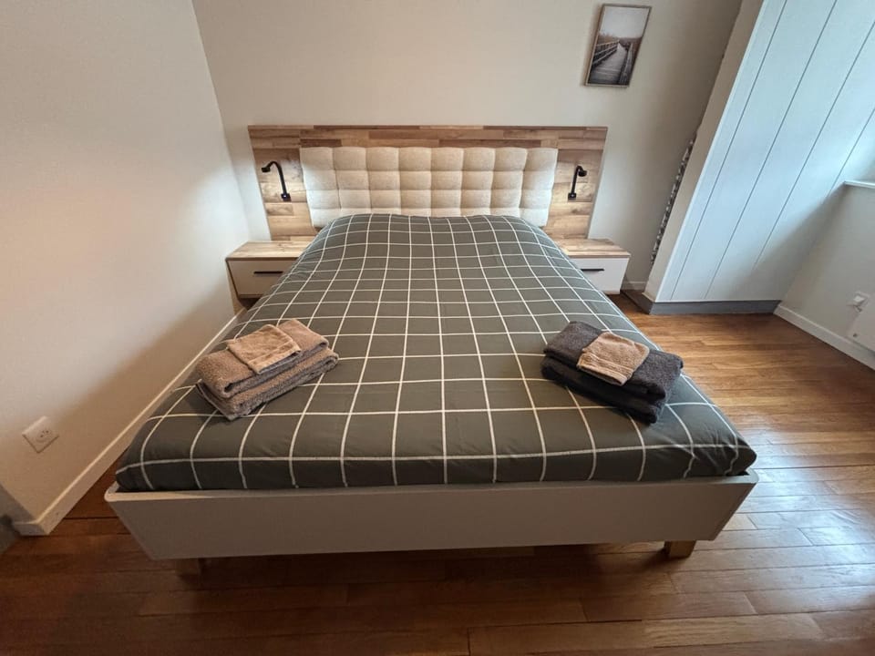Photo of the whole room, Bedroom